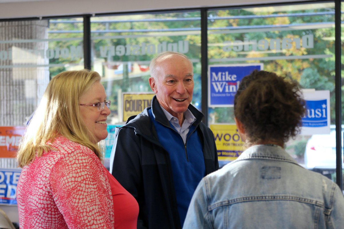 JoeCourtneyCT's tweet photo. This afternoon I stopped by our #Vernon HQ to greet &amp; thank our hardworking volunteers. Only 20 days until #Nov6! Now is the time to put our foot on the gas, and volunteers have the power to change the outcome of elections. To join our team, visit https://t.co/5qGChJWjaQ https://t.co/9vJTeeYmp2