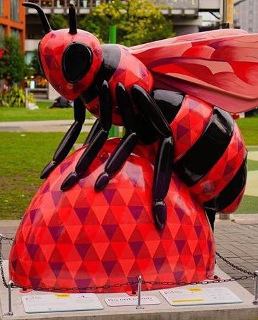 deven_bhurke's tweet photo. What an incredible night it is turning to bee (pun intended)!! More than £900000 raised and still going. So proud Rubee &amp; The Honeydome I created have jointly raised £26K for @beeinthecitymcr @wildinart Thank you @NandosUK and @cornexchangeMAN for sponsoring them!! https://t.co/p3Y9ClVfKl