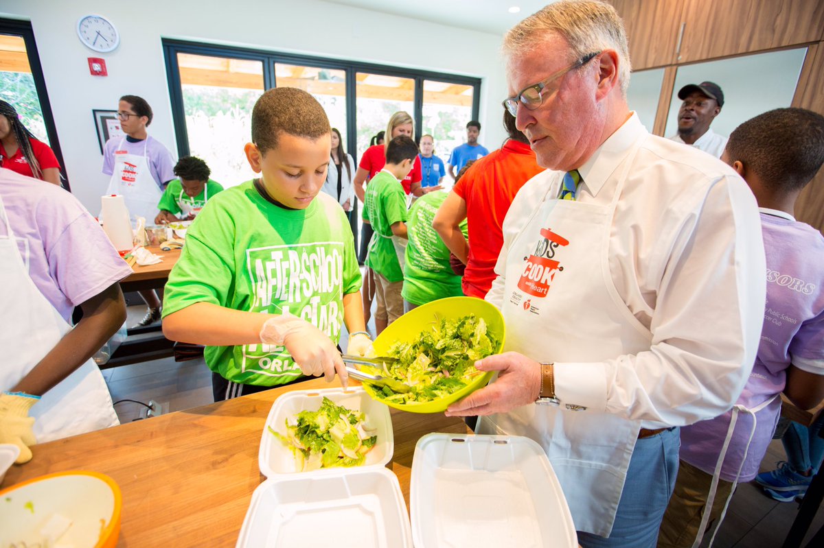 orlandomayor's tweet photo. I had a great time hitting the kitchen with students from our @ASASafterschool program for a #KidsCookWithHeart lesson. A partnership with @ahaorl is helping teach the students healthy eating habits. https://t.co/rtKYGq3mBD