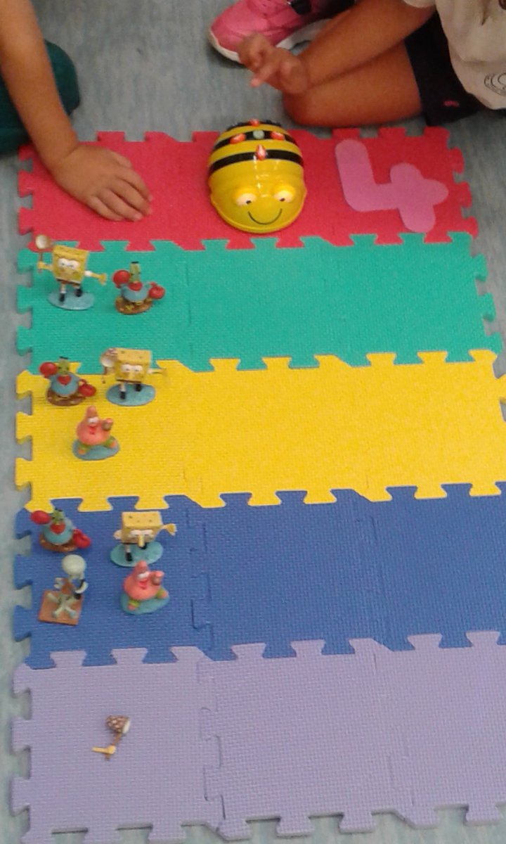Maijo's tweet photo. Dentro de la hora del código en el CEIP Isabel la Católica estuvimos relacionando numeros con su cantidad jugando por parejas.@colegioelcabo #CodeEU #CodeCanarias https://t.co/JXLYWYETLn