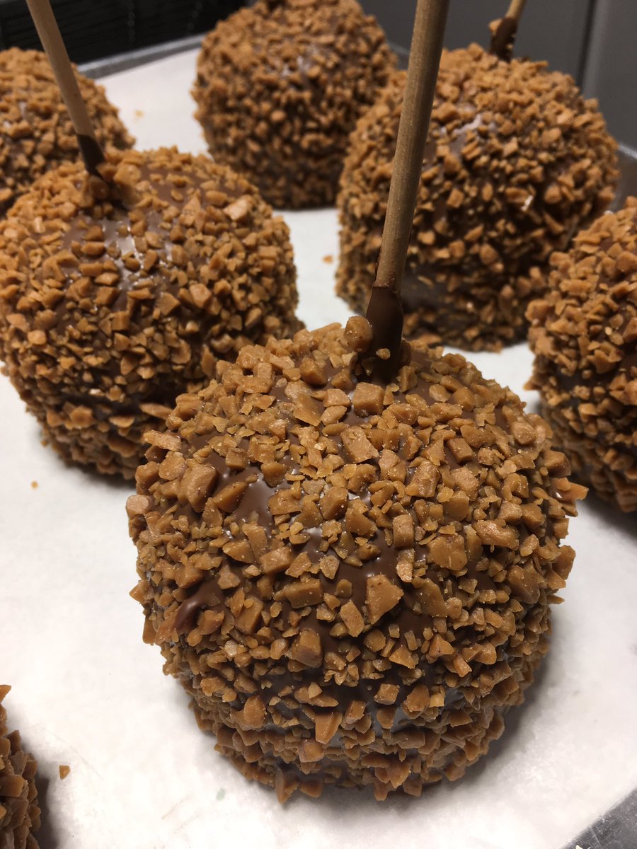 What’s better than a chocolate caramel apple in the fall?😮