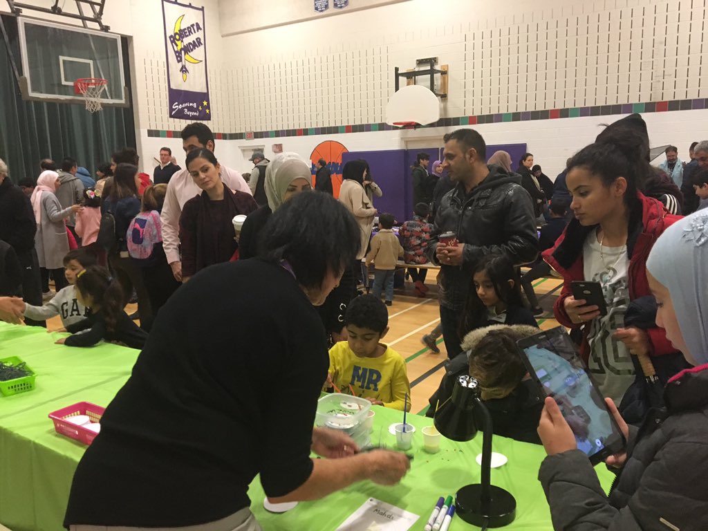 JeffGriesbach's tweet photo. Great turnout for #FamilyScienceNight @BondarBlazers Thanks to #ScientistsInSchools for your support, and #PurpleShirts for running the show. https://t.co/GQ4rkfG3el