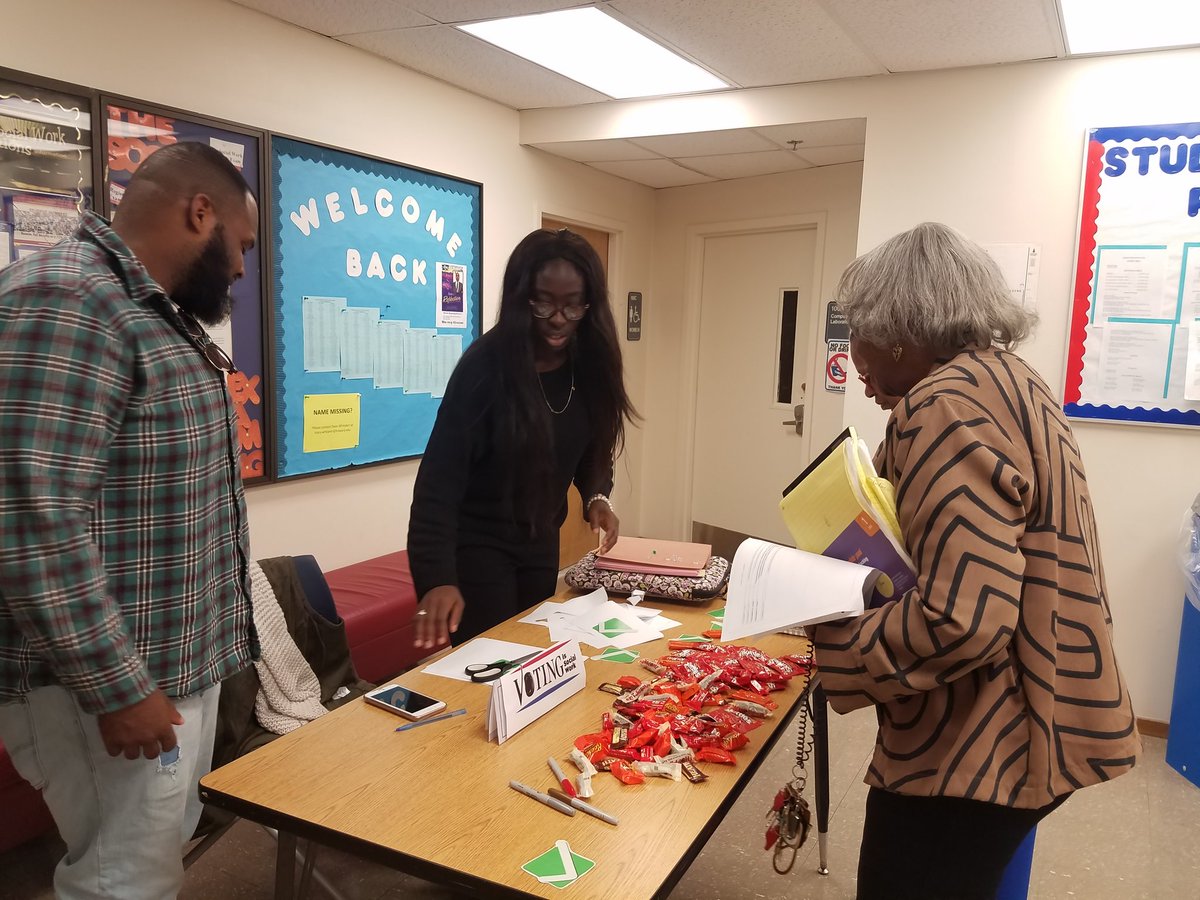 husswcapp's tweet photo. Take the pledge! 

We are live -- 1st floor. Stop by! 

#HUSSWVotes 
#votingissocialwork 

@husswvotes 
@husswSCA 
@HUSSWAA https://t.co/jYCLpi5ZhN