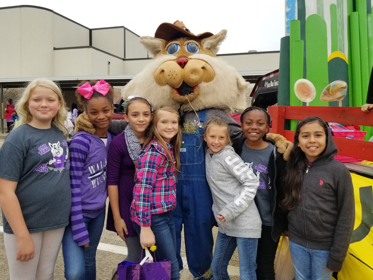 5th grade is ready for the HOCO parade! Go Wildkats! #CCH5tHSQUAD <a href="/WISDHardy/">Hardy Elementary</a>