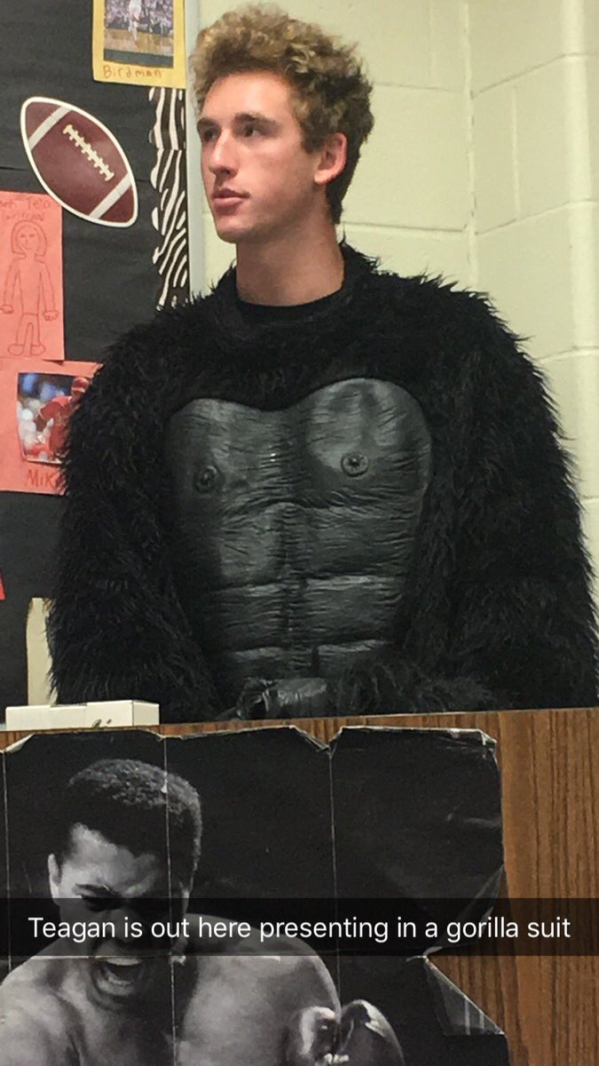 CentervilleDECA's tweet photo. When itβs #WildlifeWednesday and itβs your day to give your #SocialResponsibility Presentation
π· #DECALife #readyforit #SpiritWeek18 #epnd #marketing @TheHerdCHS @ElksBoysSoccer @TeaganMcquillan https://t.co/BDtgE8eMlS