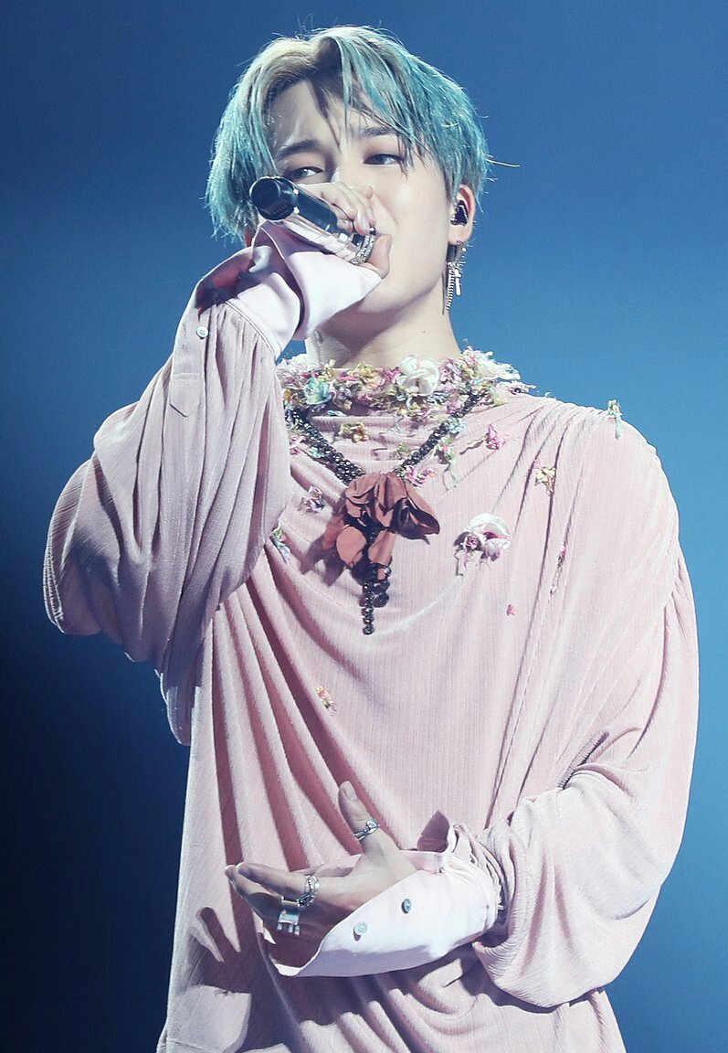 Jiminssi1095's tweet photo. Vocal King's ๐๐๐๐๐๐๐ @BTS_twt @bts_bighit
#BTSinBerlinD2 #์ธ๊ธฐ์์_์์ด๋ฆฌ์ฌ๋ฐค #BTSLoveYourselfTour #TTUT #BTSARMY #BTS #Jinisourtreasure #JIMIN #taehyung #JUNGKOOK https://t.co/zZdwkiHdvz