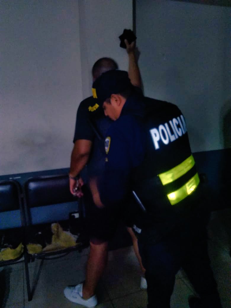 EdwardMartnezE1's tweet photo. Logramos capturar a un hombre inmediatamente después de haber sustraído un teléfono celular, se pone a la orden de la autoridad judicial @fuerzapublicaCR de #Catedral #LaPoliciaDeLosTicos https://t.co/85sbofVnNS
