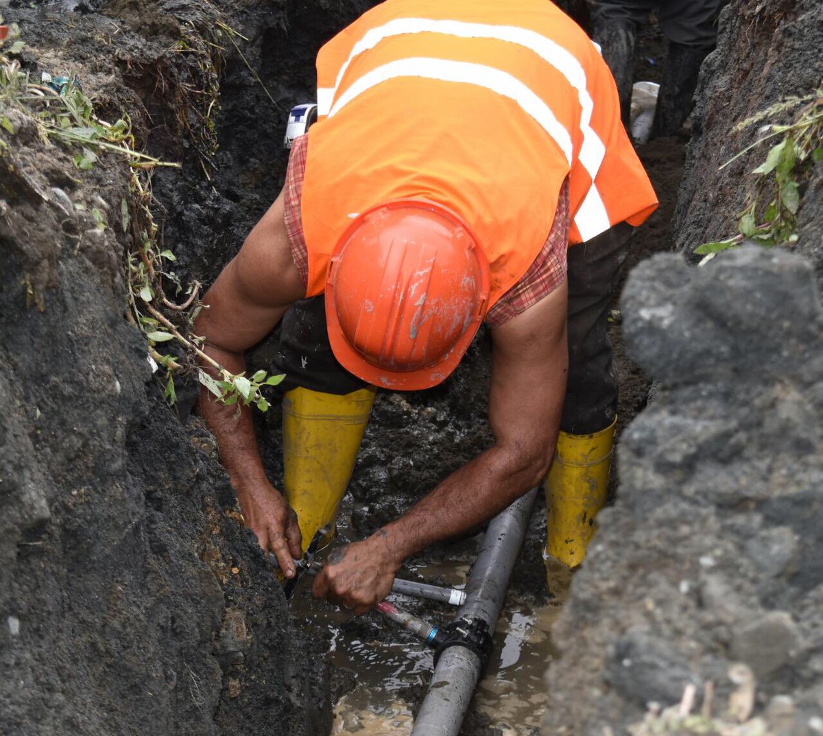 nicougaldeyanez's tweet photo. Los trabajos de agua potable progresan en varias zonas de la cabecera cantonal de Jujan. Esta obra es un paso más a la transformación que vive nuestro cantón.  Gracias a cada uno de ustedes, vamos a seguir logrando el cantón que tanto anhelamos, ¡RETROCEDER NO TIENE SENTIDO!. https://t.co/icmEOMwsGq