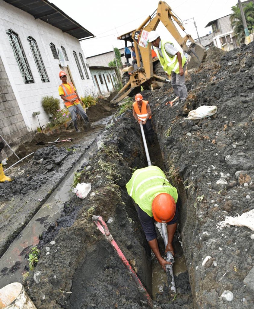 GADMJujan's tweet photo. [Más sectores de la cabecera cantonal son intervenidos en la construcción del agua potable]

Barrio Lindo, calle 24 de Mayo (más conocida como El Bolsillo) y Los Antolines, están siendo intervenidos en la construcción del sistema de agua potable que se ejecuta en #Jujan. https://t.co/gyqlBHf4EY