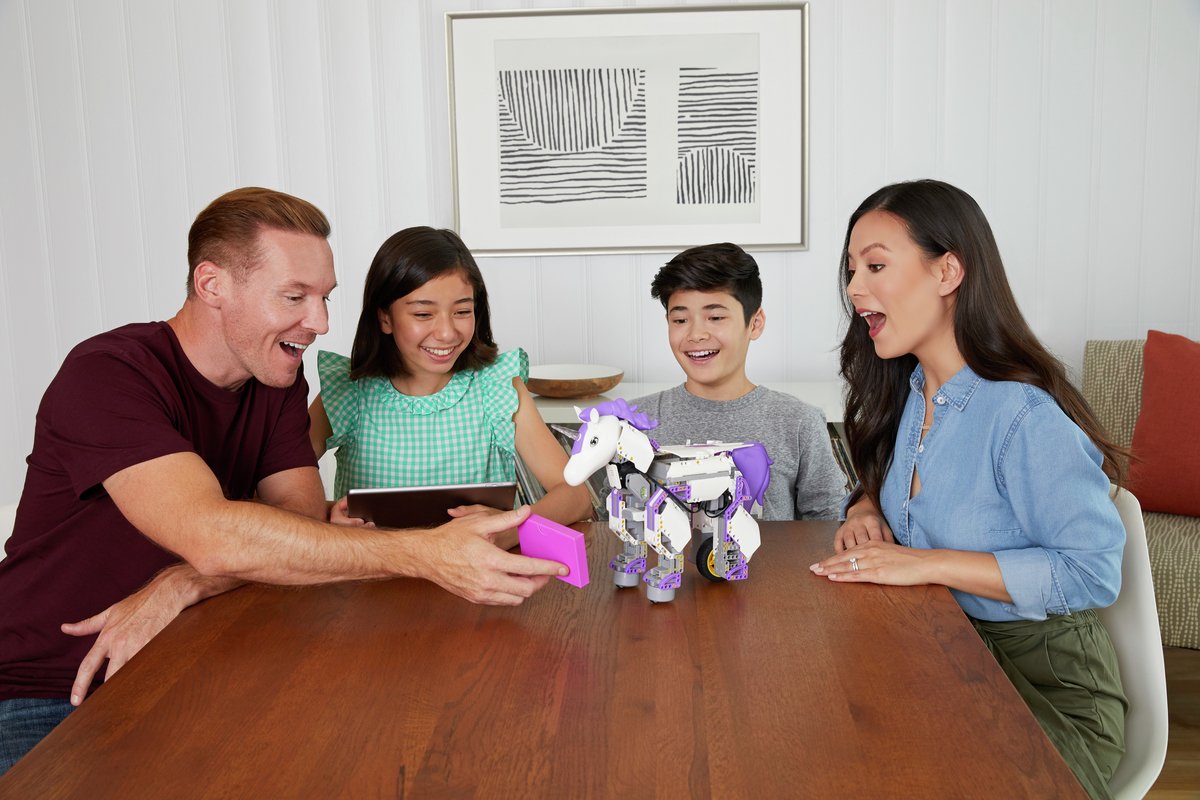 UBTECHRobotics's tweet image. The color sensor and Blockly code work magically together on our newest #UnicornBot addition. Hours of robot play and family fun guaranteed! Learn more at bit.ly/unicornbot-tw