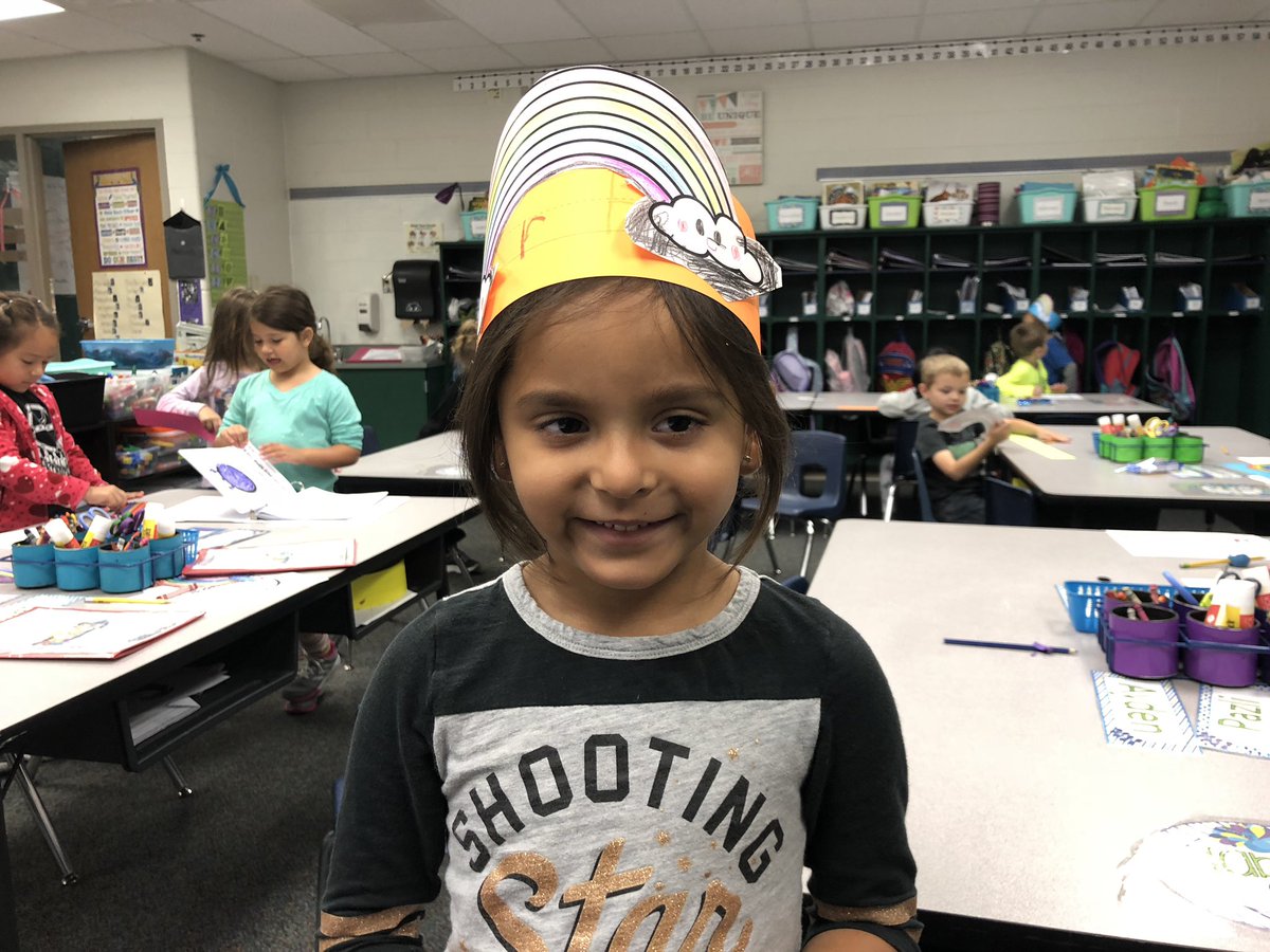 NavinElementary's tweet photo. Kinders celebrate the letter โrโ @DianeMankins #PTBM #letternamesandsounds #navinrocks https://t.co/e5rwIg8vT9