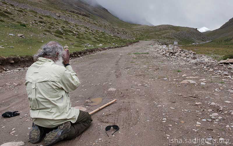 SadhguruJV's tweet photo. Gratitude is not something you have to express. If you are filled with gratitude for all the things that contribute to your life, it will melt your very being. #SadhguruQuotes https://t.co/D14uAubc0G