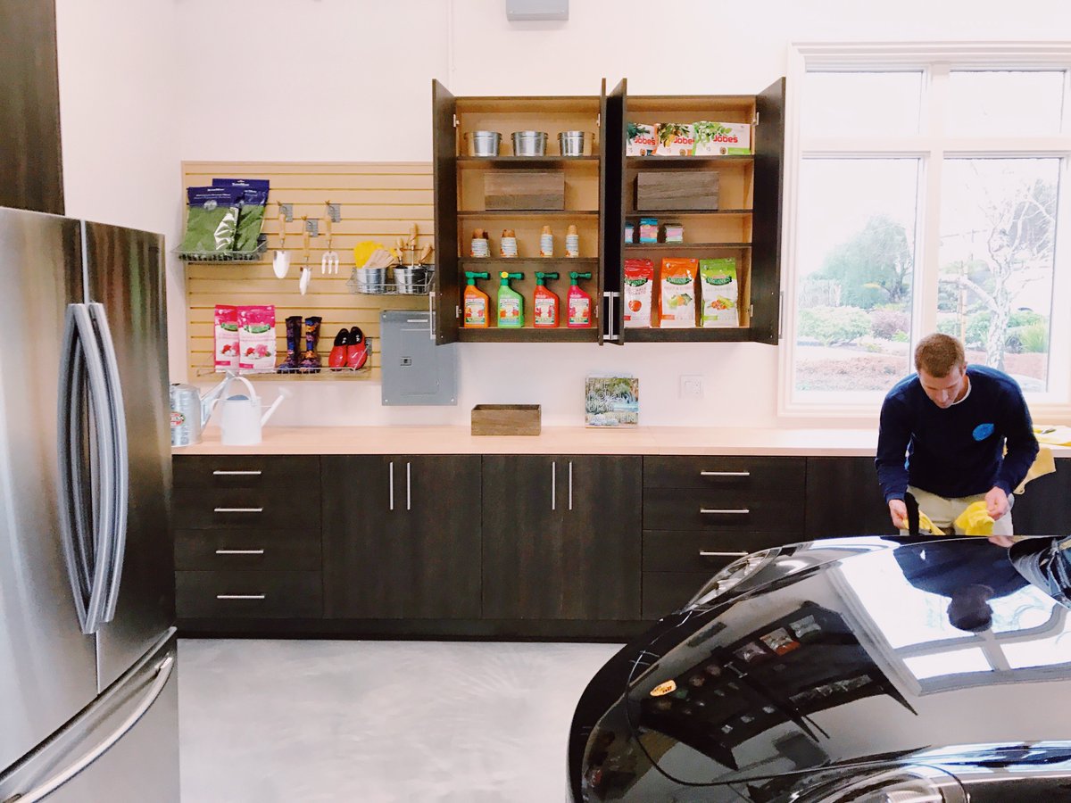 Do you love spending time in your garage? If it looks like this, probably✨ Our clients are ready for a day of gardening with their new efficient cabinet system in place - and plenty of room for their cars too 😍 #PeaceLoveOrganize