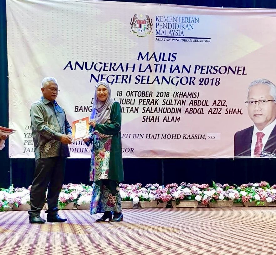BadaHasnan's tweet photo. Rejoicing the teachersโ fruits of labour!! Congrats BJrians!!
#onlyinsmkbj
#anugerahlatihanpersonelselangor
#togetherwecandogreatthings https://t.co/vwuv5ct9rf