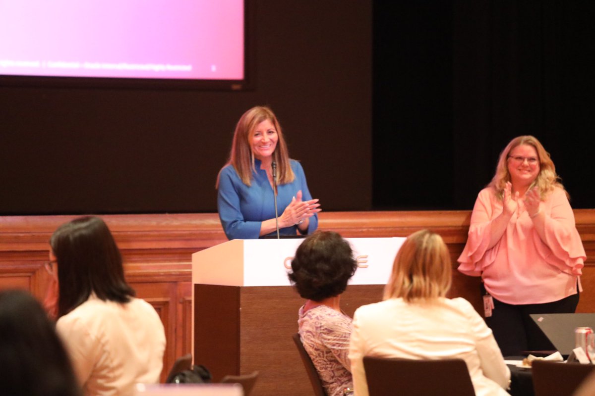 nwap_sv's tweet image. Oracle Global Customer Success program leader @laurenldiehl leading an engaging #BirdsOfAFeather table discussion on &quot;My Career: Overcoming Obstacles &amp;amp; Finding My Path&quot; at @OracleWomenLead hosted inter-company Networking With A Purpose-Silicon Valley event #nwap_sv #WomenInTech