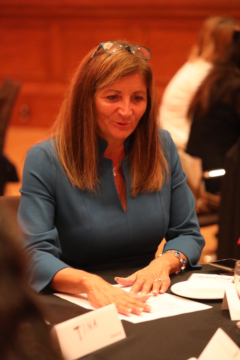 nwap_sv's tweet image. Oracle Global Customer Success program leader @laurenldiehl leading an engaging #BirdsOfAFeather table discussion on &quot;My Career: Overcoming Obstacles &amp;amp; Finding My Path&quot; at @OracleWomenLead hosted inter-company Networking With A Purpose-Silicon Valley event #nwap_sv #WomenInTech