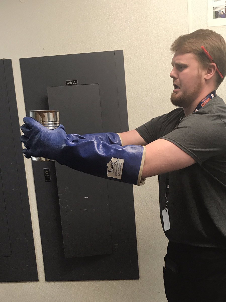 ChristiAli945's tweet photo. When the hard shell is hot, your TMs turn into mad scientists 😂😂#DramaAlert #mad #rubbergloves #gingerman #chilissilsbee #funtimes #laugh https://t.co/gh7R84NQYt