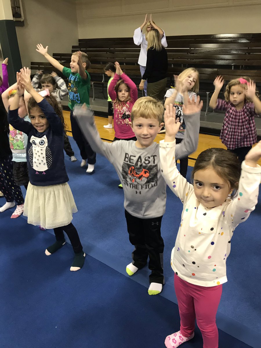 lisaarosee's tweet photo. My little yogies #healthandwellness #kindercrazy https://t.co/JzUja13wnm