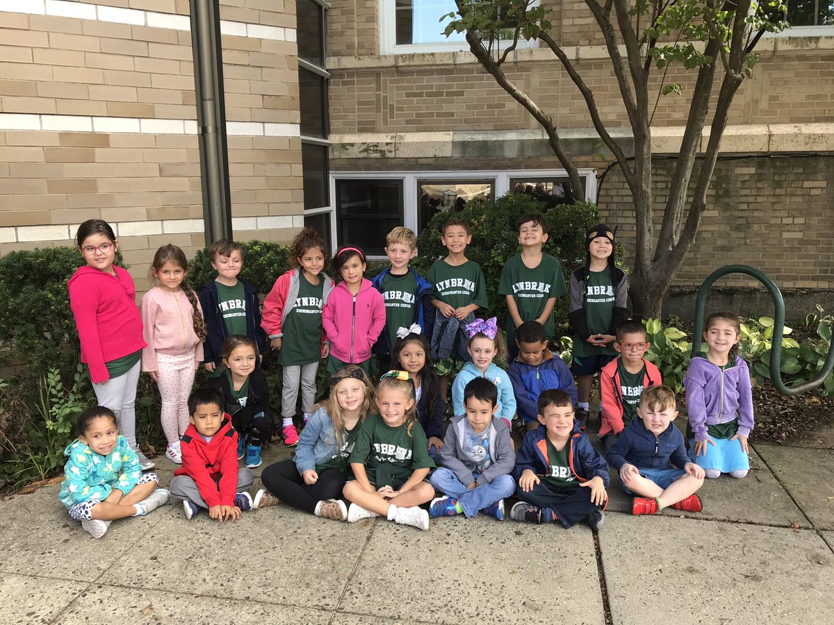 lisaarosee's tweet photo. #fieldtrips Alley Pond and Lynbrook Library! #interactivelearning #kindercrazy https://t.co/yzZyy0UJqb