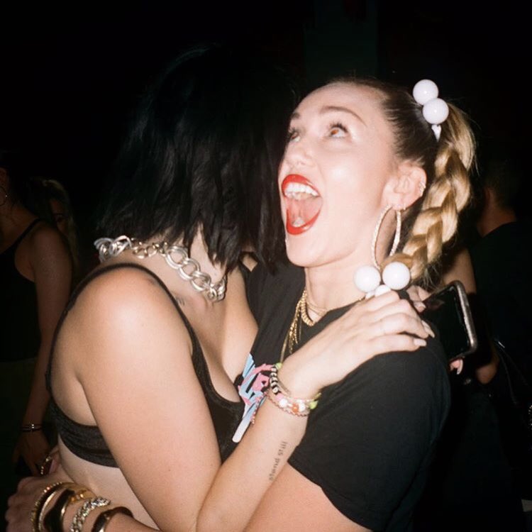 MCNewsSource's tweet photo. New photo of Miley and Noah last night! #GoodCryTour ❤️ https://t.co/9fqmVVBcZy