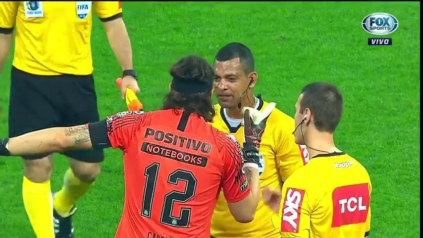 SportsCenterBR's tweet photo. 🖤🏆💙 Cássio conversa com a arbitragem! #CopaDoBrasilFOXSports #FinalCopaDoBrasil https://t.co/pxc6wXXUry