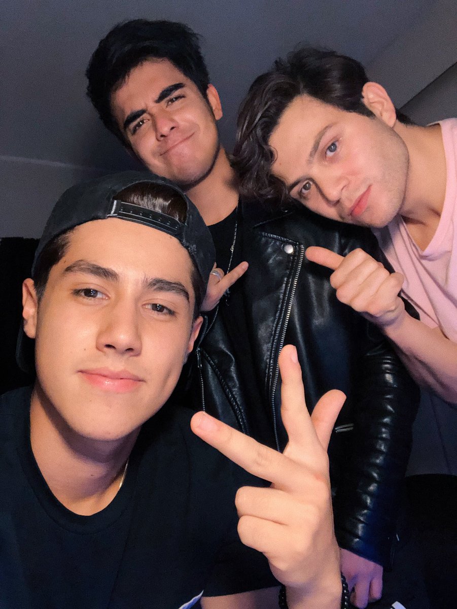 layloficial's tweet photo. ¡Y arrancamos con la primer firma de #Desvelado, recuerden que nos vemos este sábado y domingo Tijuana! ✨ https://t.co/IxjHsYbdc0