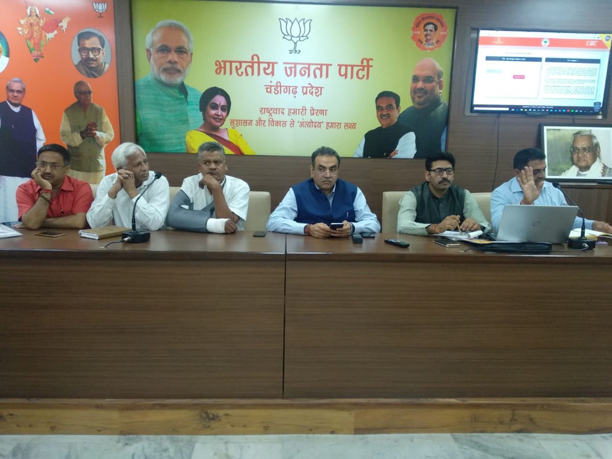 dm4BJP's tweet image. Attended meeting of Morchas , Distt Presidents. , Councillors  presided by @BJP4Chandigarh President Sh. @SanjayTandonBJP , Prem Kaushikji , Ramvir ji , Bhimsen ji &amp;amp; @princebjp wherein  #AyushmaanBharat , #MannkiBaat , #ModiApp , #RunforUnity were discussed.