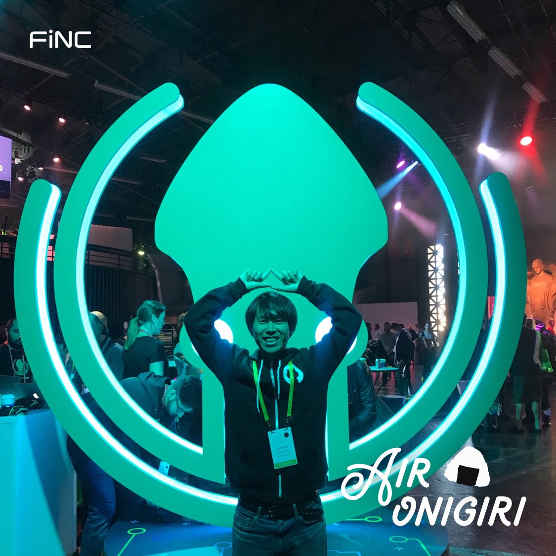 noifoy's tweet image. みんなのエアおにぎり、FiNCメンバー第3弾！
エンジニアのしのさんがアメリカからエアおにぎりを届けてくれました！☺️✨
一緒にエアおにぎりをやってくれている後ろのはなんだろう？イカかな？
#エアおにぎり #Onig… 
 finc.com #FiNC