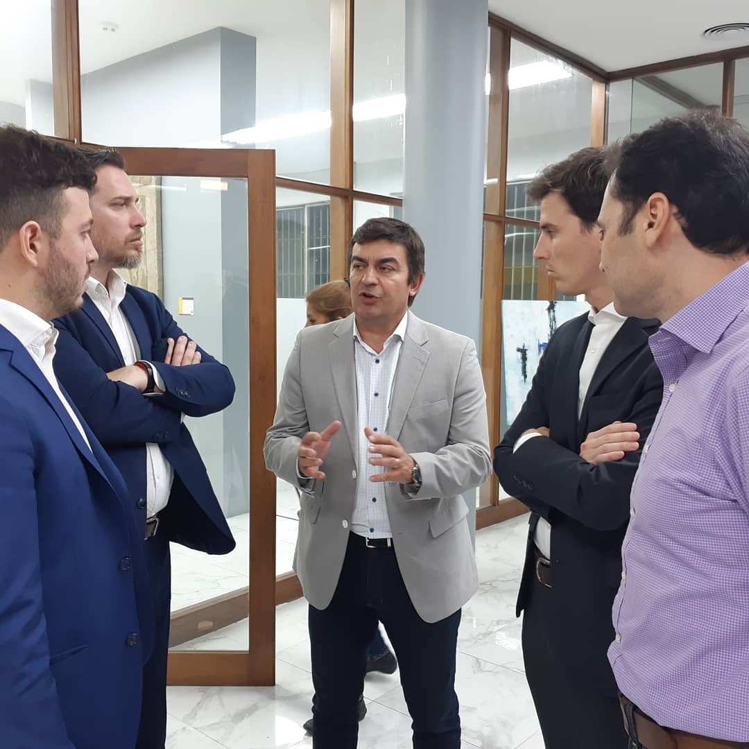 En representación del #J6 <a href="/tomikaragozian/">tomikaragozian</a> presentó el #ProyectoJ6 y su agenda de trabajo junto a <a href="/omardemarchi/">Omar De Marchi</a> Indte. de <a href="/LujandeCuyo/">Luján de Cuyo</a>, <a href="/PRODUCCION_ARG/">Secretaría de Industria y Desarrollo Productivo</a>, representantes sindicales y cámaras empresarias #AdebaJoven #BCBAJoven #CamarcoJoven <a href="/CACJoven/">CAC Joven</a> <a href="/AteneoSRA/">Ateneo SRA</a> <a href="/UIAJoven/">UIAJoven</a>