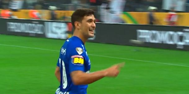 geglobo's tweet photo. ⚽ Gol do Cruzeiro! Arrascaeta é o nome da emoção. Entrou em campo depois de 25 horas de viagem e marcou. Assista à final Corinthians 1 x 2 Cruzeiro ➡️ https://t.co/GfBismMPZG https://t.co/VJ46PUrv1a