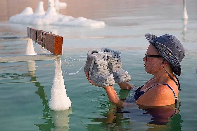 死海の威力すごすぎるwwあんなモノまで塩の結晶に覆われてるよww