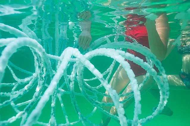 死海の威力すごすぎるwwあんなモノまで塩の結晶に覆われてるよww