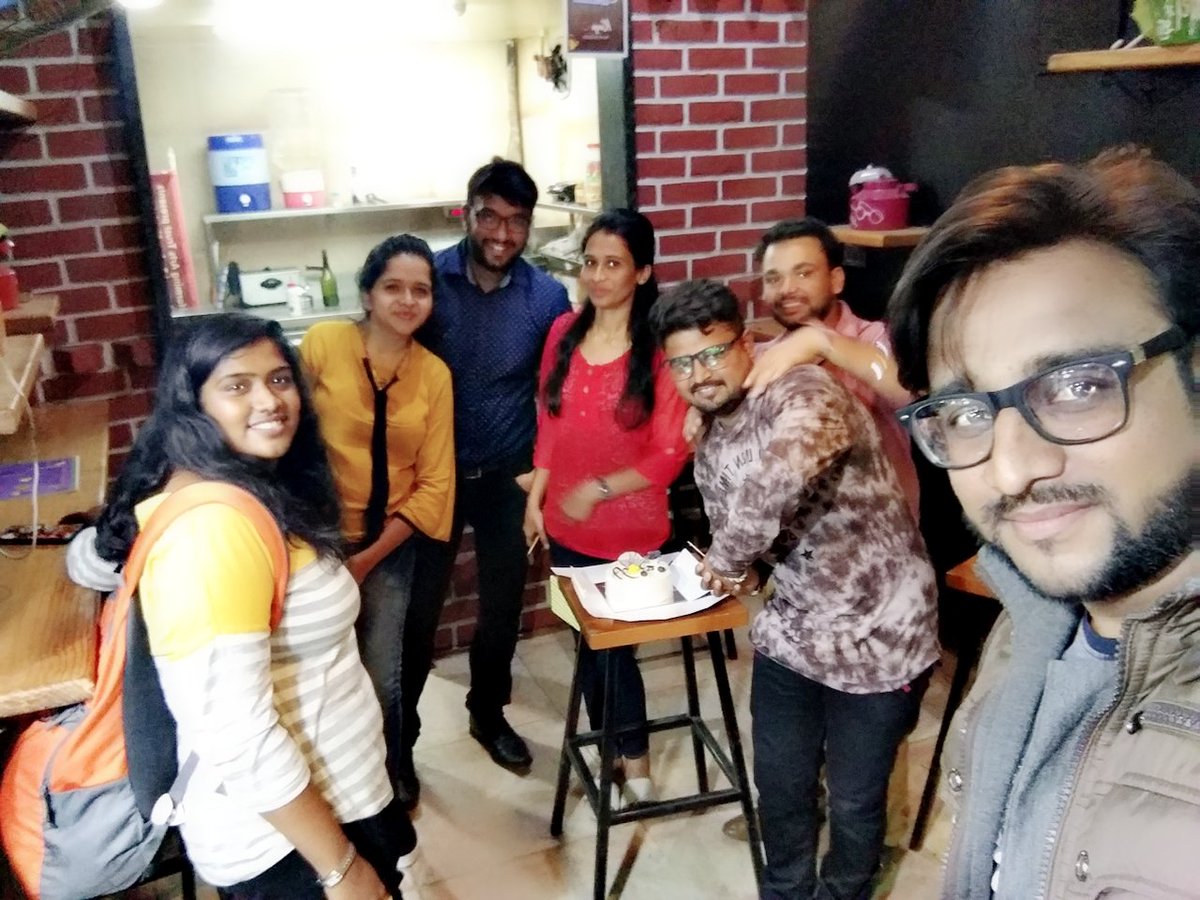 abhinandanphoto's tweet photo. Happy Birthday @swwapniljoshi dada
Birthday Celebration Swapnil Joshi at pune💐💐💐💐🎂🎂🎂🎂🎂
@kore_mayu
#sjfanspune #punekars #pune @pragatikawade1 @SonaliSomnathLo @ShrihariMirasd2
#ravafamily
#sjfamily https://t.co/KLVAJe4HL6