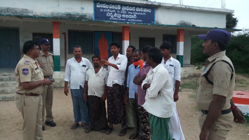 MBNRpolice's tweet image. Booth level security preparedness. 

Sub-inspector Makhtal Ashok in Bhootpur village during a confidence-building outreach campaign. 

#PollPreparedness 
#CommunitySafety