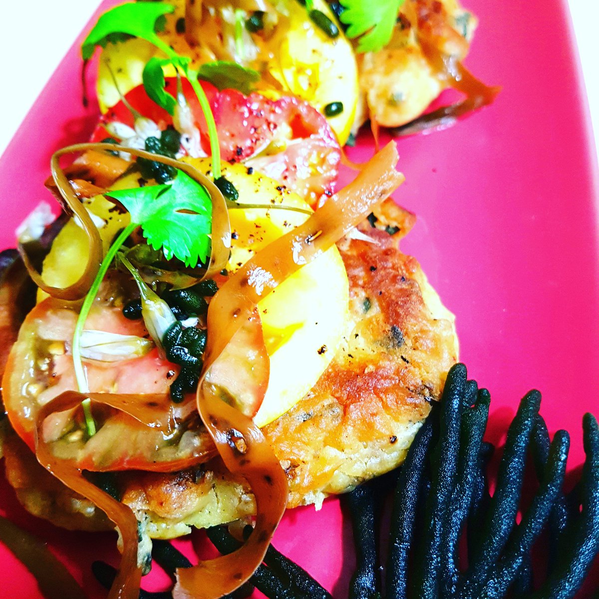 This is the sort of delicious gourmet creations you can learn to cook on Sunday's Edible Seaweed Walk
This 80% FREE #superfood lunch is Deadman's fingers fritters with sliced heirloom tomatoes +onion flower and kelp pickle with coriander Wanna come along? trybooking.com/YVTV