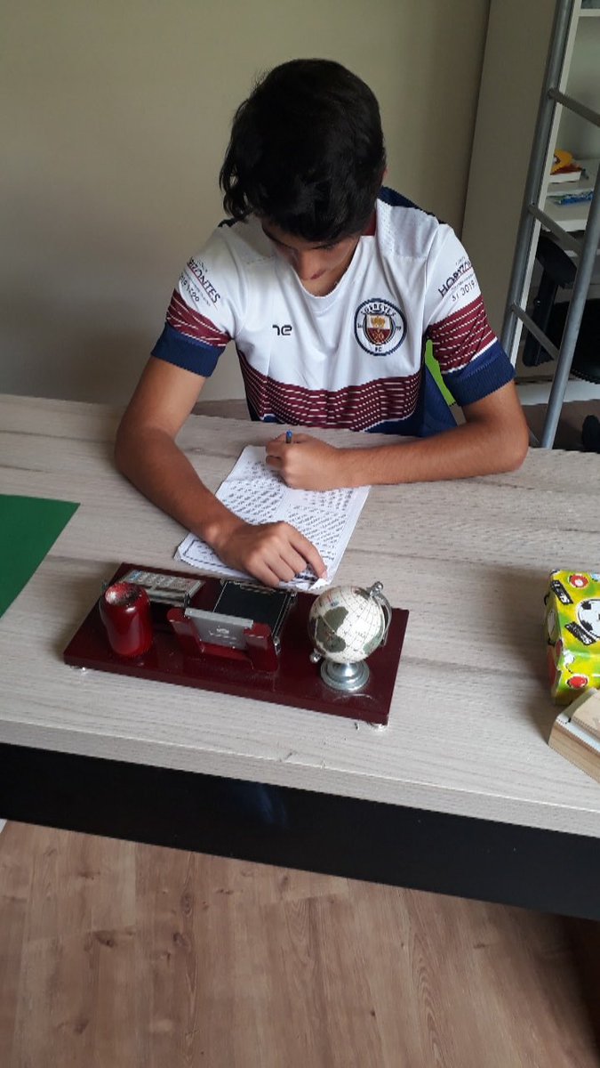 FcLosreyes's tweet photo. E É NOSSO!!

Depois de longas horas de negociações, venho comunica-los sobre a contratação do atacante Vitor Spagnolo, revelação da categoria de base do São José.

O jovem talento agora é do Losreyes FC! Seja bem-vindo @vitor_spagnolo! 
🤝👏🏽💪🏽📝⚽️ https://t.co/zYNmPv7fLI