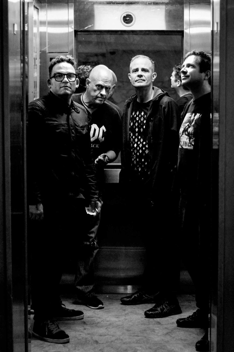 LOSPIXEL's tweet photo. "Ahora Lo Sabes Todo" 2018 #latingrammys2018 #grammys #rock #band #best #new #livemusic #recordedrend #nominate #nominado #live #musicphotography #bnw #color #musically #AhoraLoSabesTodo #LosPixel https://t.co/Hixfm1oJPA