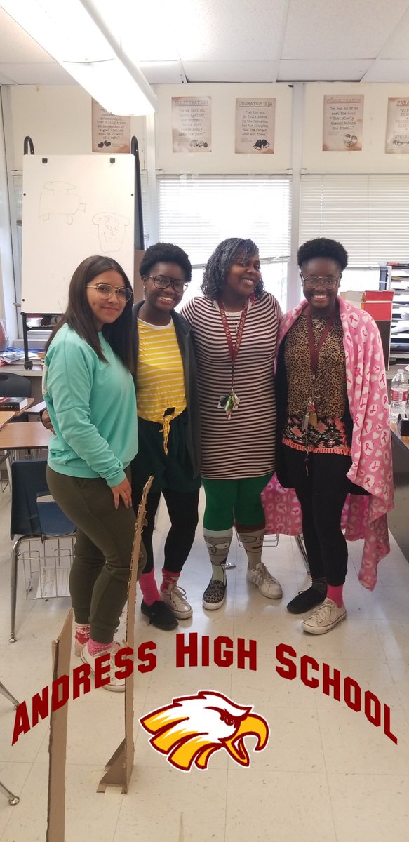 MsBanks2015's tweet photo. Havin some fun around the @AHSGoldenEagles campus for Mix/Match Day #Homecomingweek2018 #mixmatchday #teacherlife #teacherfun https://t.co/SYw68BPY5X