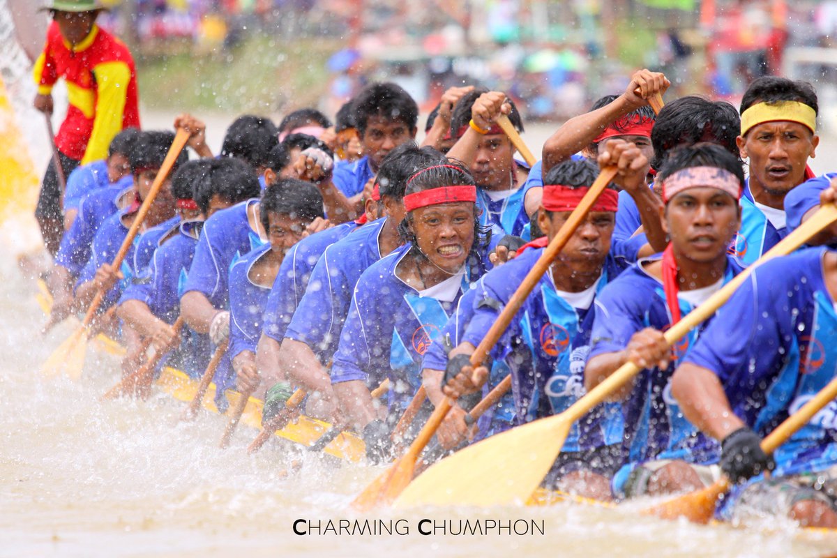 TATChumphon's tweet photo. 1 เดียวในโลกกับงานประเพณี "ขึ้นโขนชิงธง" มรดกทางวัฒนธรรมแห่งลุ่มแม่น้ำหลังสวน 
ที่สืบทอดกันมากว่า 170 ปี ความสนุกสุดมันอยู่ที่จังหวะของเรือที่แล่นเบียดเสียดมาพร้อมๆ กัน ก่อนจะตัดสินแพ้ชนะกันด้วยการชิงธงของ "นายหัวเรือ" https://t.co/uRVIrrNy5G