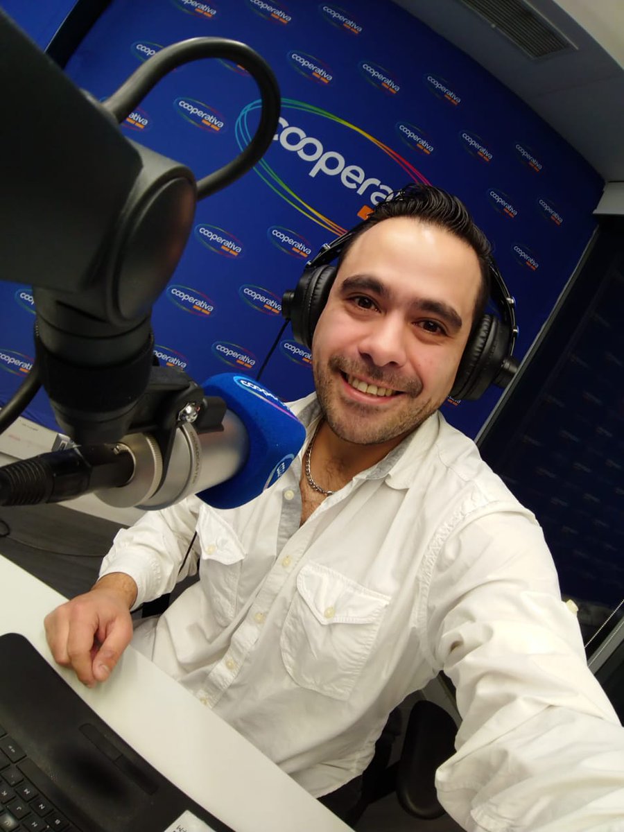 Gonzalo Barrera (<a href="/gbarrerac/">Gonzalo Barrera</a>) ya te acompaña en el trasnoche en vivo de <a href="/Cooperativa/">Cooperativa</a>. Hoy nos visita la <a href="/Sonora5Estrella/">Sonora 5 Estrellas</a>. Te leemos con #CooperativaAM. También puedes comentar en nuestro wsp +56978880770 y en nuestra línea 800360101. Escúchalo por la 93.3 y cooperativa.cl/radioenvivo/