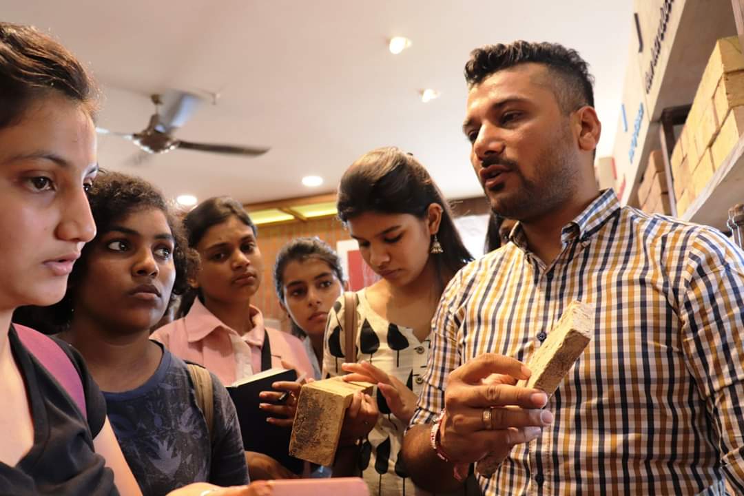 Unitedidesign's tweet image. The students of UG-3 of #InteriorDesign and PG-1 of Interior and #FurnitureDesign were taken to "The brick store- Harihar Brick Studio" for an in-depth understanding of bricks, blocks, cladding, and textures. #BrickStudio #Texture #IndustryVisit #UID #KarnavatiUniversity