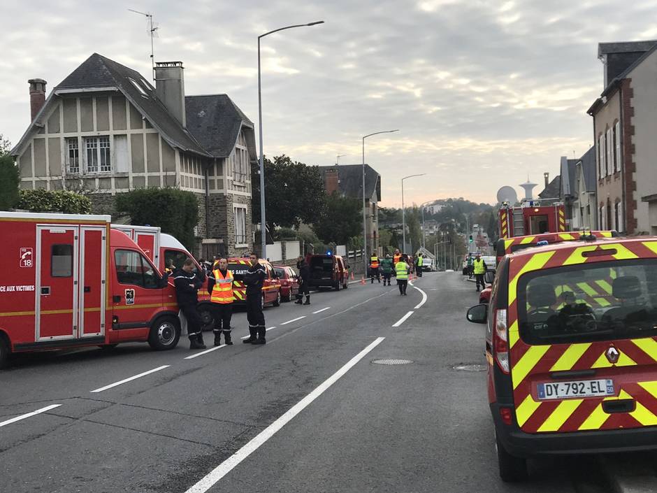 mdefoy_msgu's tweet image. #StLo @ClgPasteurStlo Exercice attentat : rue bloquée et 400 collégiens évacués ouest-france.fr/normandie/sain… via @OuestFrance50 cc @Prefecture50 @SDIS50 #Manche