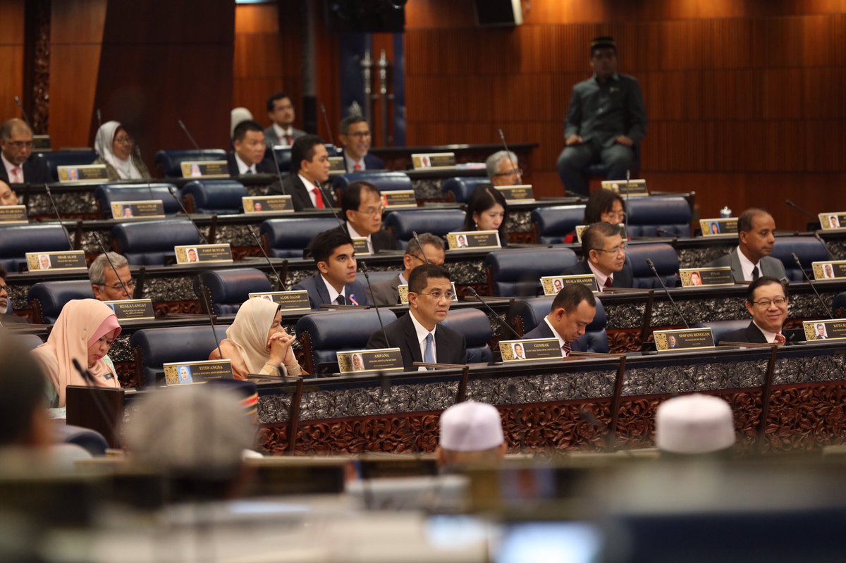 MYParlimen's tweet photo. Pembentangan Kajian Separuh Penggal Rancangan Malaysia Kesebelas oleh YAB Tun Dr Mahathir bin Mohamad, Perdana Menteri di Dewan Rakyat. (18/10/18)

#yabpm
#dewanrakyat 
#parlimenmalaysia 
#parliamentofmalaysia https://t.co/LBRaR6upeY