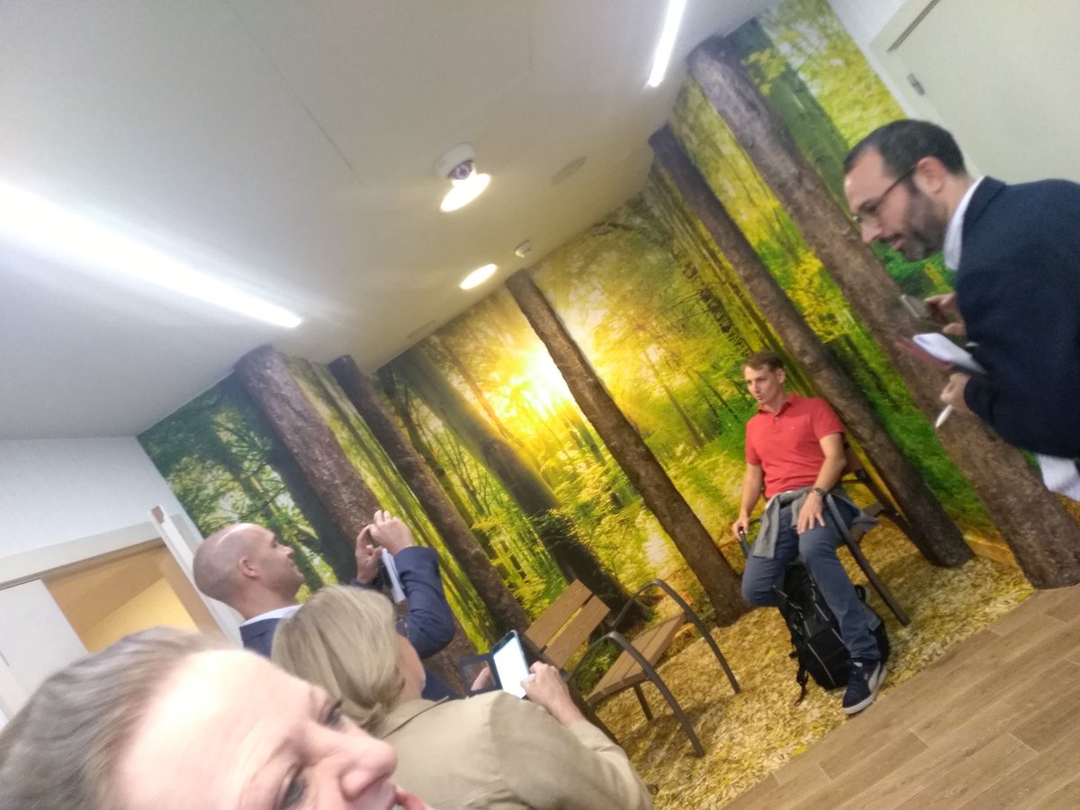 SilverValley_'s tweet photo. Un coin détente apprécié des familles avec un trompe l'œil plus que réaliste. @FamileoC se prête volontiers au jeu... #SilverValleyWeek https://t.co/iNaCQL5Fmk