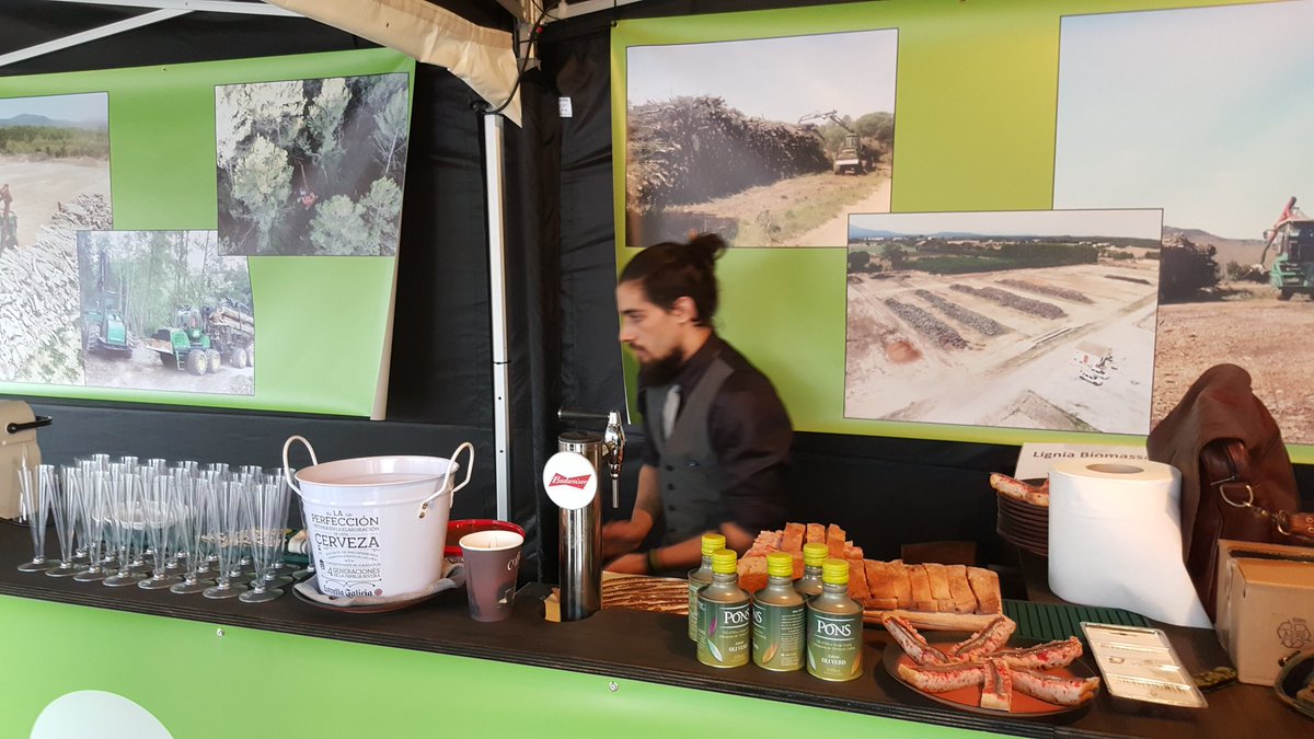 Inaugurada la <a href="/FiraBiomassa/">Fira de Biomassa</a>. Si voleu passar ens trobareu a la zona exterior, a la dreta de l'entrada. #biomassa #firavic