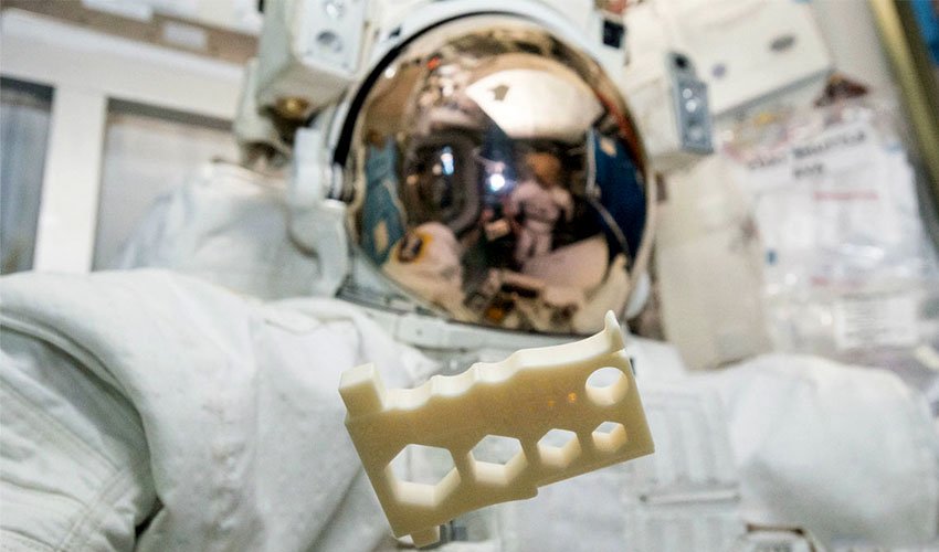 3Dnatives_ES's tweet photo. Esta semana hablamos con el equipo de @MadeInSpace, la empresa que está llevando la #FabricaciónAditiva al espacio. Y que sin duda impulsará el desarrollo de los seres humanos fuera de la Tierra ¡No te pierdas su entrevista! https://t.co/Q9pXWyNZB1 https://t.co/fn4U0pHvvu