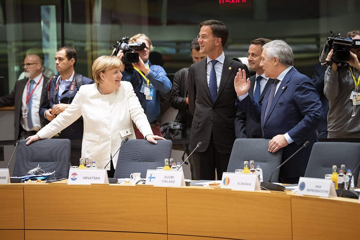 Kanzlerin Merkel ist unter anderem mit ihrem niederländischen Amtskollegen Rutte und dem Luxemburger Premier Bettel zu sehen.