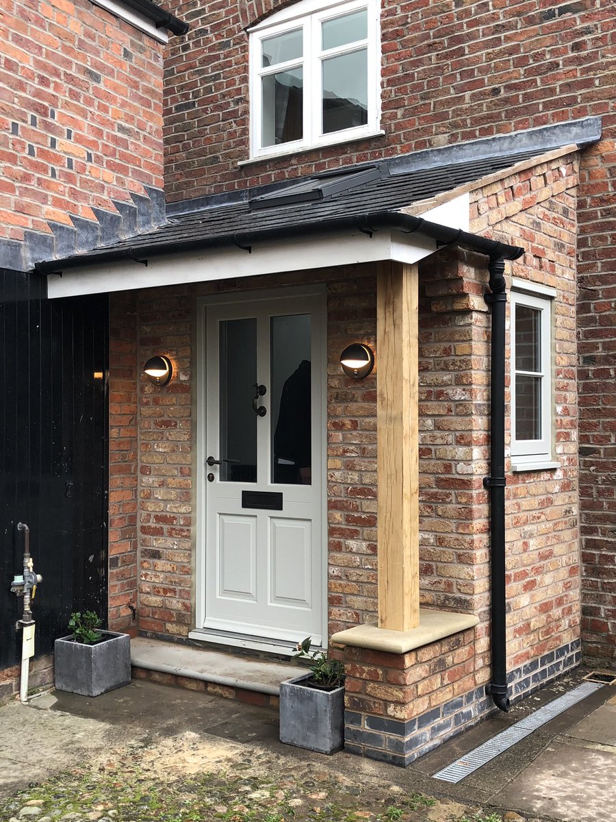 BrhBuild's tweet image. Final oak beam in today to finish off this porch in high Leigh,looks fantastic 👌....#porch #extension #oak #beams #slateroof #brickwork