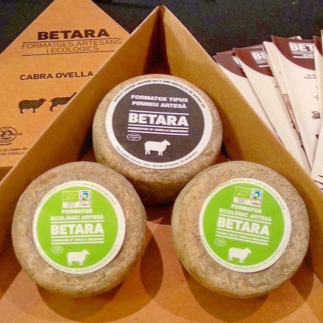 femcuinetes's tweet photo. Formatges artesans i ecològics @formatgesbetara a la IV #nitgourmet2018
#formatges #formatgesbetara #cataloniagourmet #cheeselover #ecologic #fromage #fromaggio #quesos https://t.co/vSDsnoS7wd