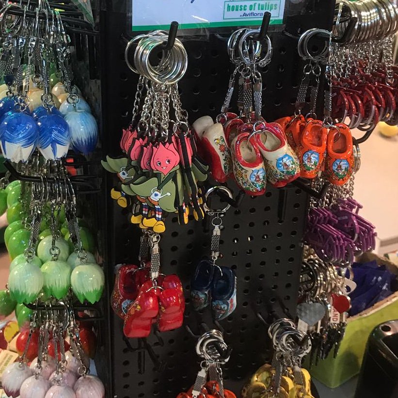 TulpTilly's tweet photo. See me hanging out with some wooden shoes and tulips on the counter of House Of Tulips at Schiphol.
βπ·β
*
#TillyTulp #globetrotter #tulp #tulpen #tulip #tulips #dutch #Holland #netherlands #souvenir #tourist #kids #gift #flower #houseoftulips #aviflora #schiphol #amsterdam https://t.co/xEypH4urdj